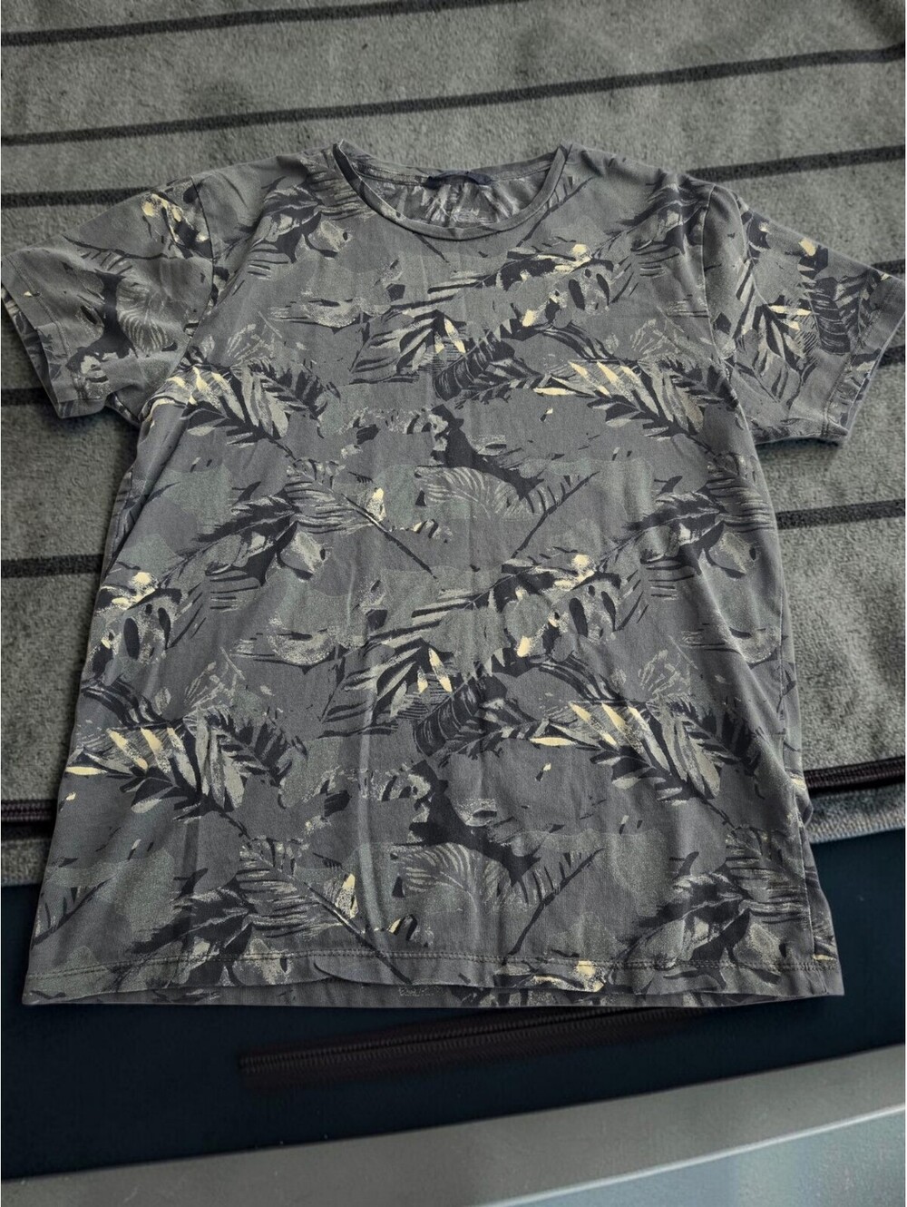Gray Tropical Leaf Print Casual T-Shirt